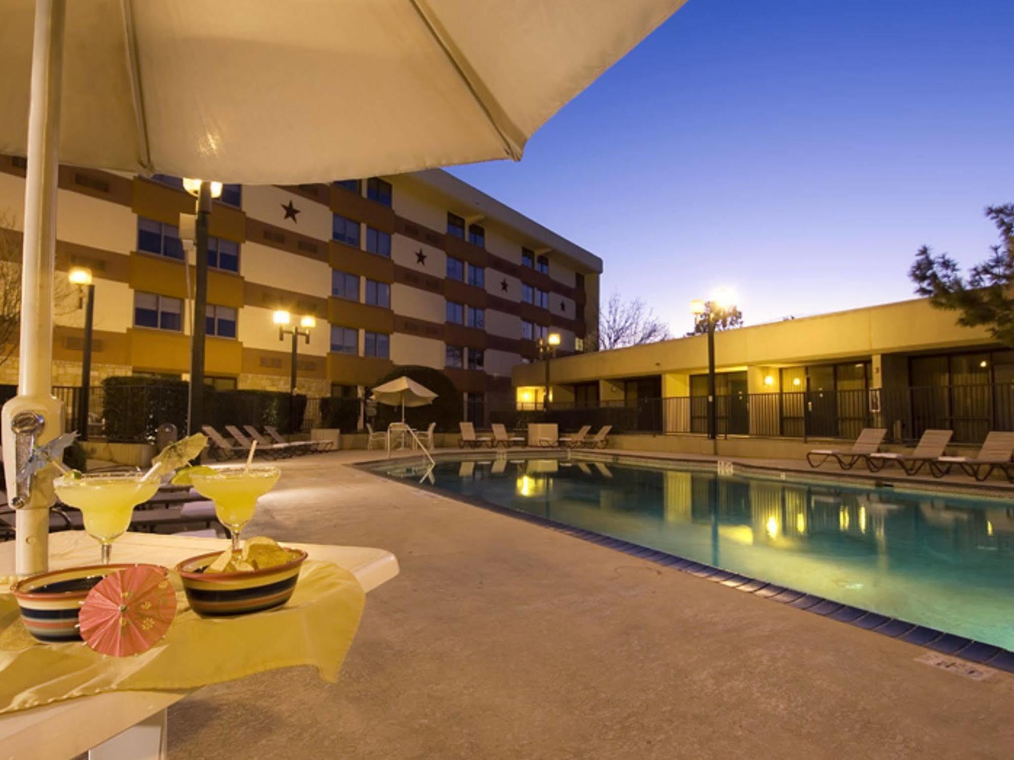 Wyndham Garden Hotel Austin Exterior photo