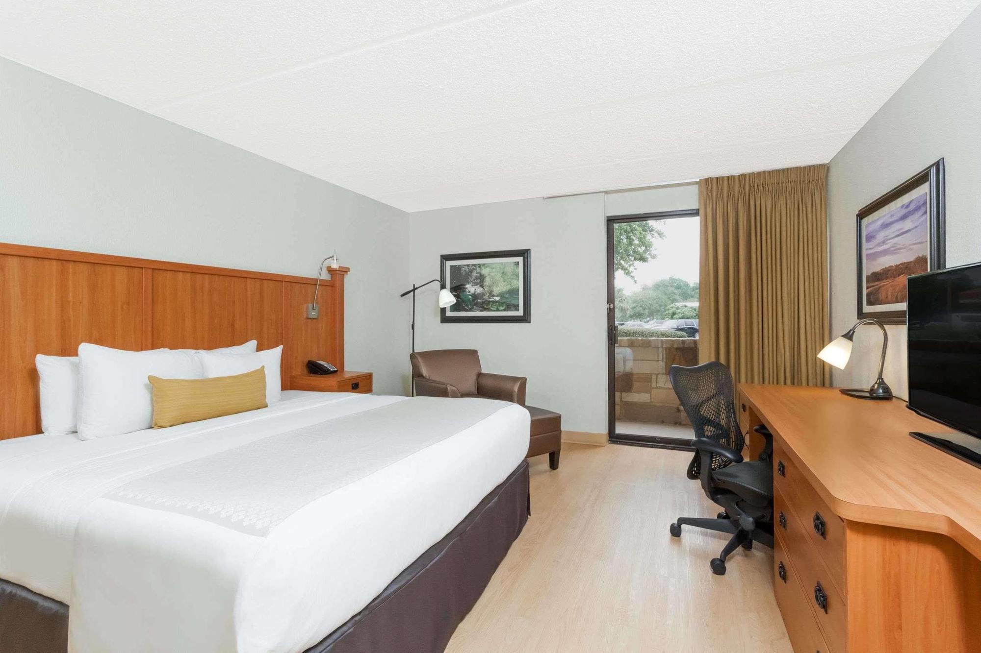 Wyndham Garden Hotel Austin Exterior photo